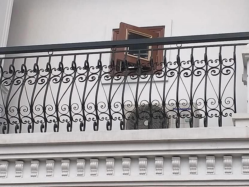 Cơ khí Thường Tân - Giải pháp gia công cổng sắt, lan can inox hiệu quả tại Việt Nam 11 Nên làm lan can ban công bằng gì? Có nên sử dụng sắt hay Inox không | Xây Dựng Nam Phong