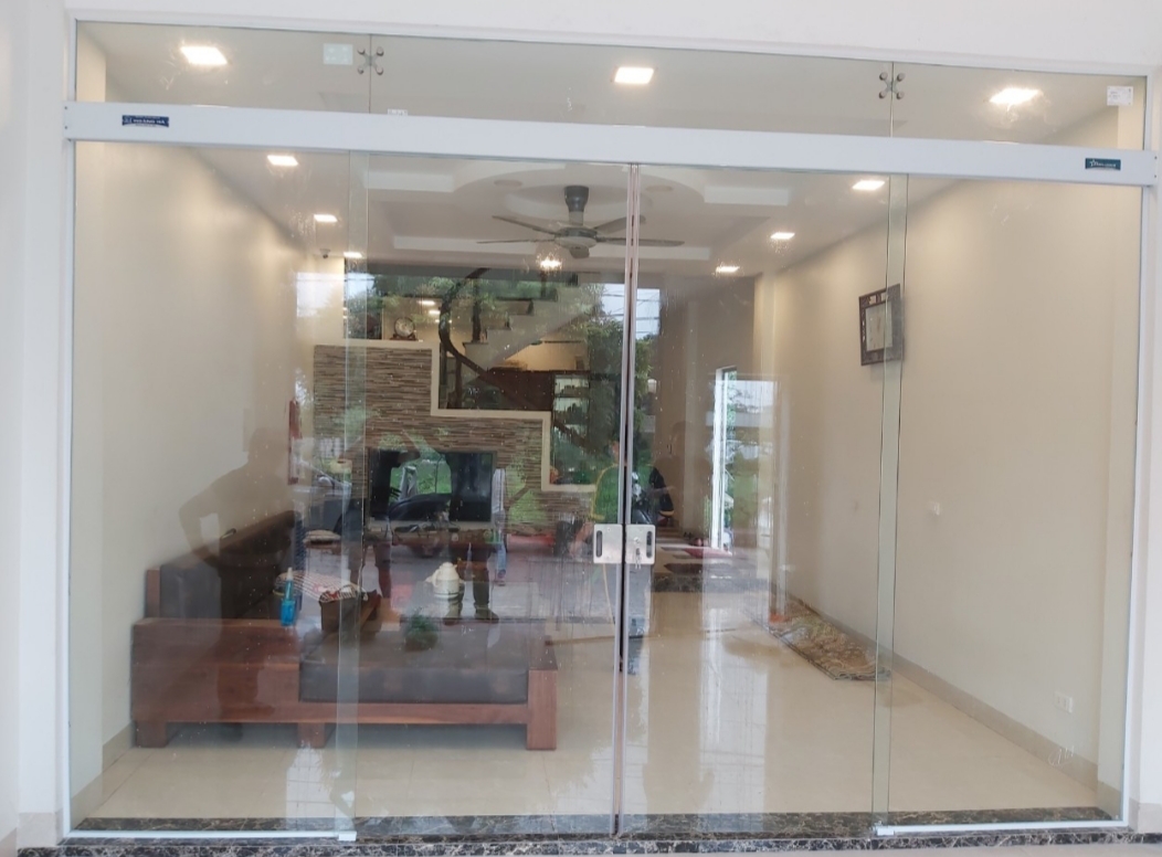 Cửa kính cường lực lùa treo sang trọng