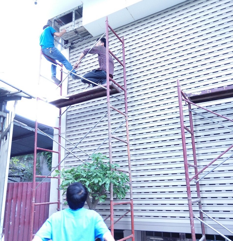 Đội ngũ kỹ thuật lắp đặt cửa cuốn chuyên nghiệp tại Phú Giáo