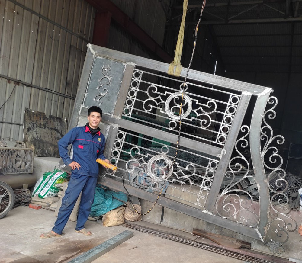 Đội ngũ thợ cơ khí lành nghề của Khang Vinh thi công tại Bến Cát